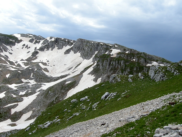 Immagine insolita: Monte Meta con il lago